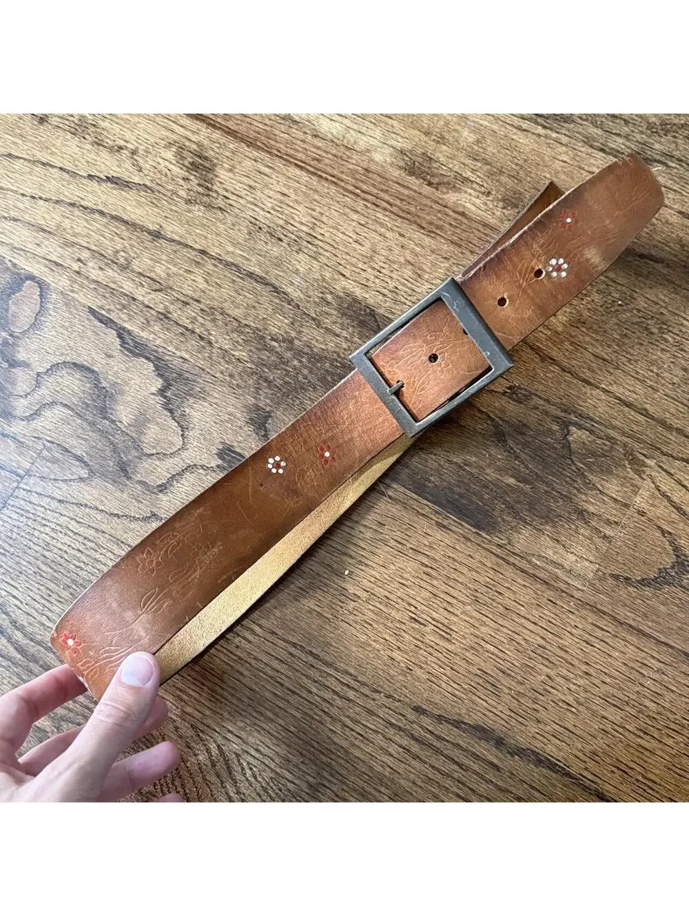 🌼 Levi’s Tooled Leather Floral Belt